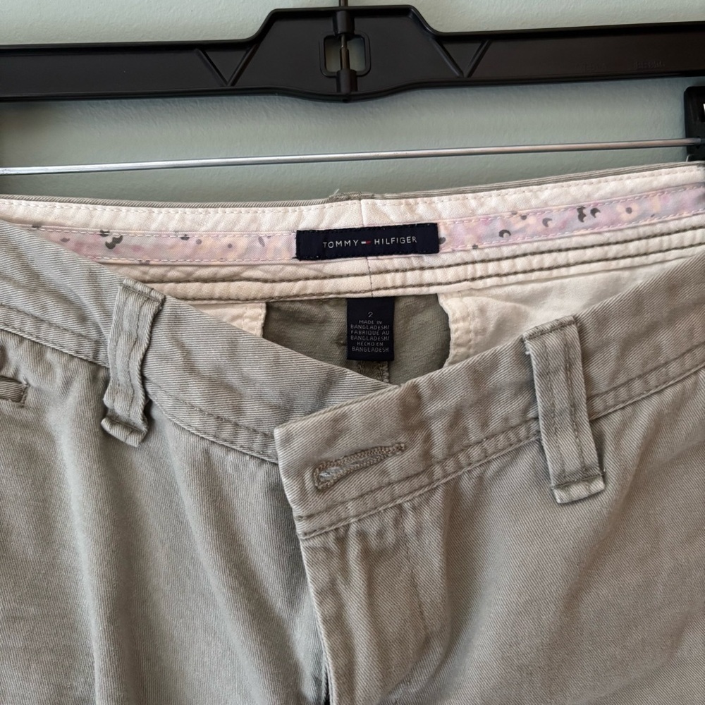 Tommy Hilfiger Women’s Size 2 Classic Fit Cargo Shorts, Light Green/Khaki - Picture 2 of 3